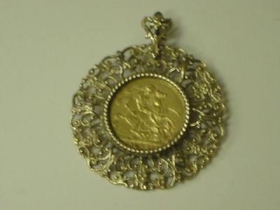 Appraisal: A VICTORIAN GOLD SOVEREIGN dated in ct gold pierced scroll