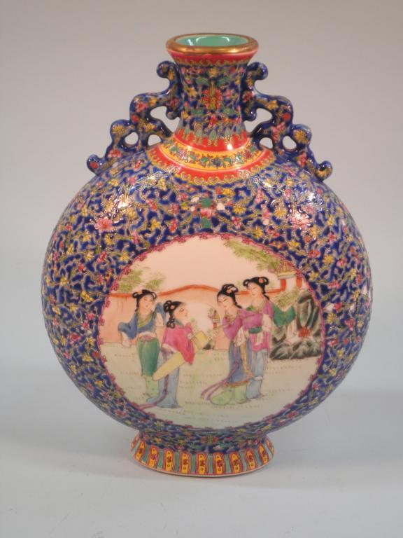 Appraisal: A Chinese porcelain moon flask decorated in canton style with