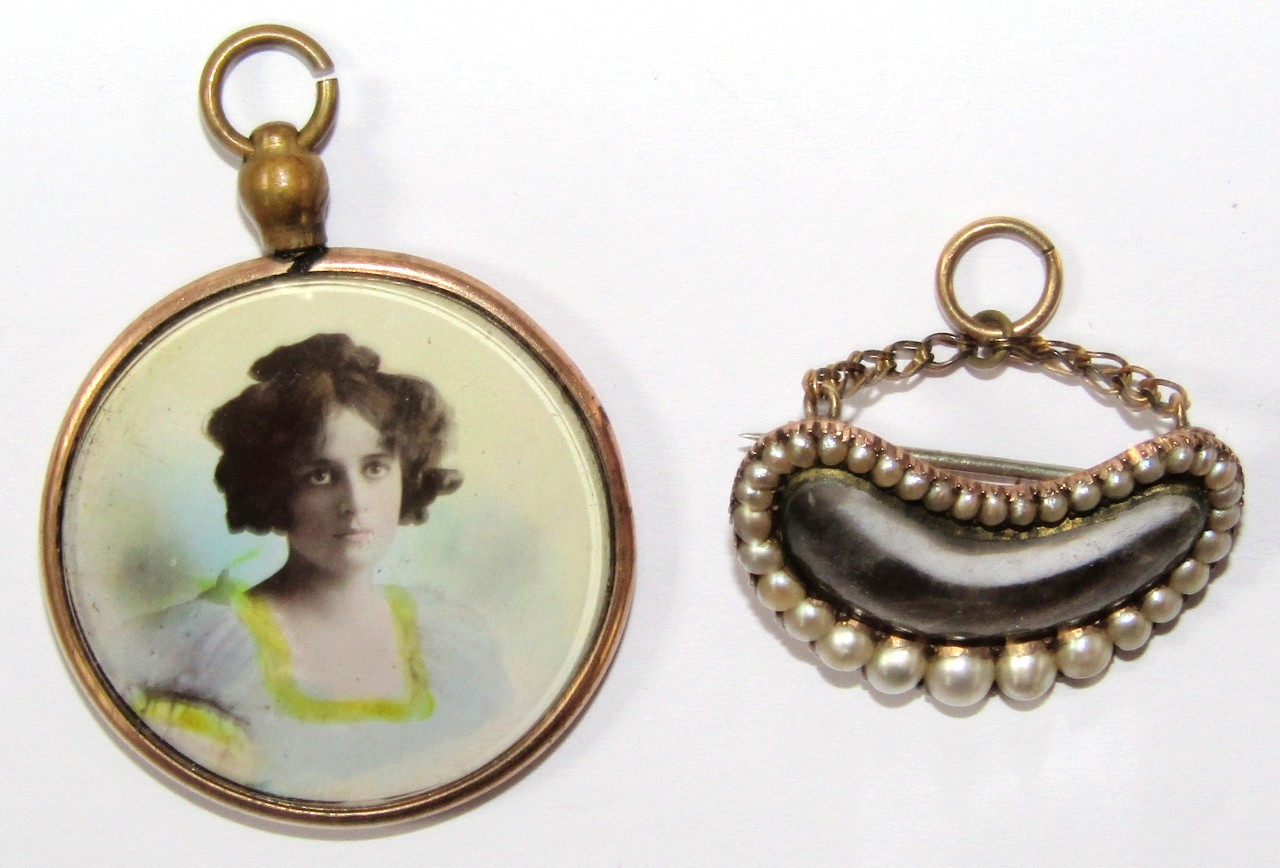 Appraisal: A Victorian memorial brooch with a kidney shaped outline set