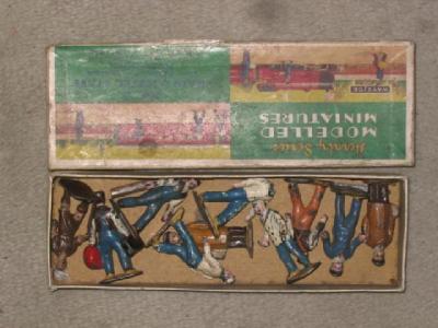 Appraisal: A box for Hornby Series N train and hotel staff