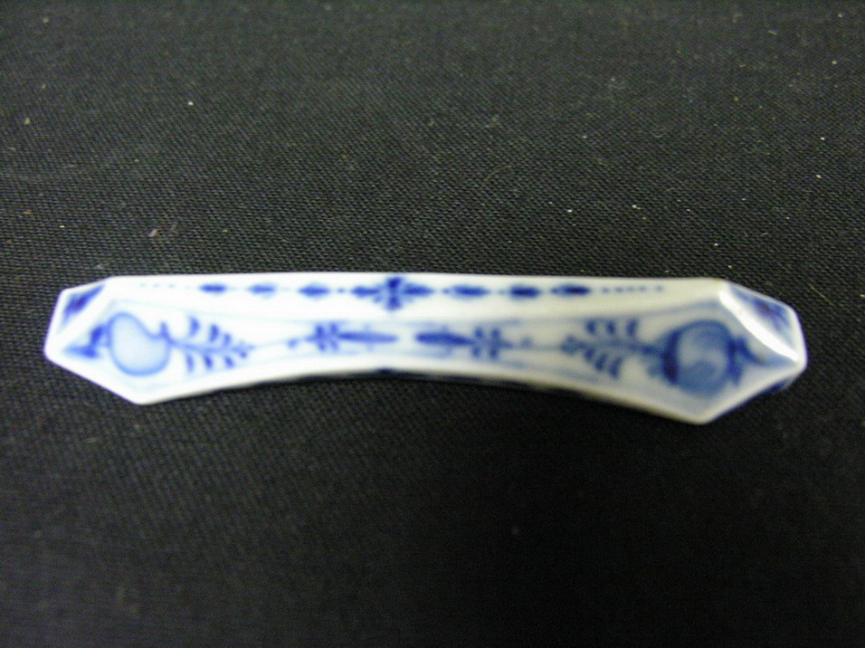 Appraisal: BLUE ONION KNIFE REST Most likely Meissen Size