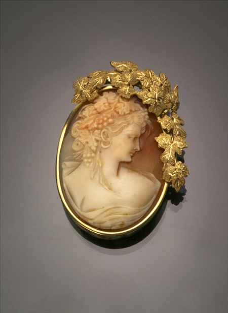 Appraisal: -Karat Yellow-Gold and Shell Cameo Brooch The bezel mount set