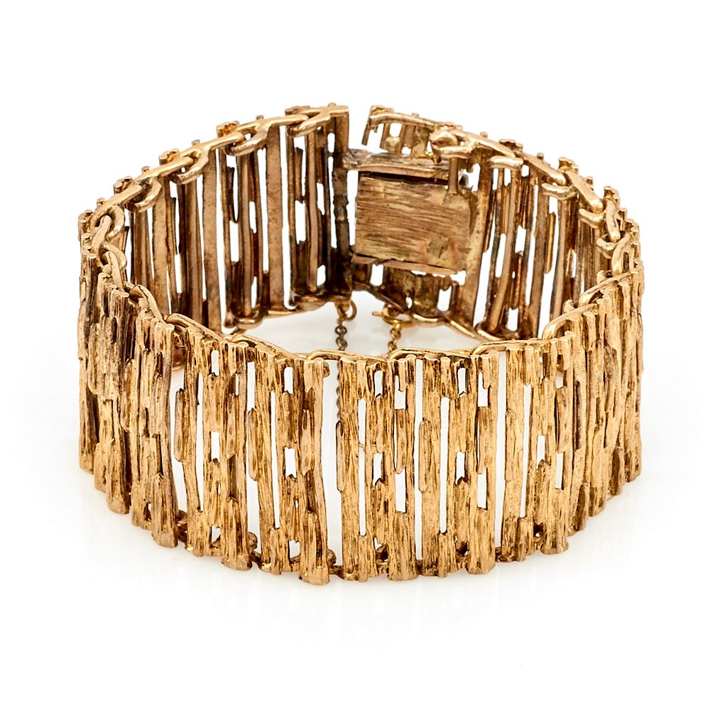 Appraisal: k Yellow gold bracelet with bark textured links g k