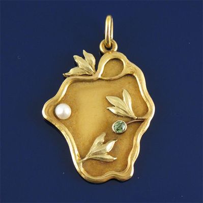 Appraisal: An Art Nouveau Russian gold pendant The two colour gold