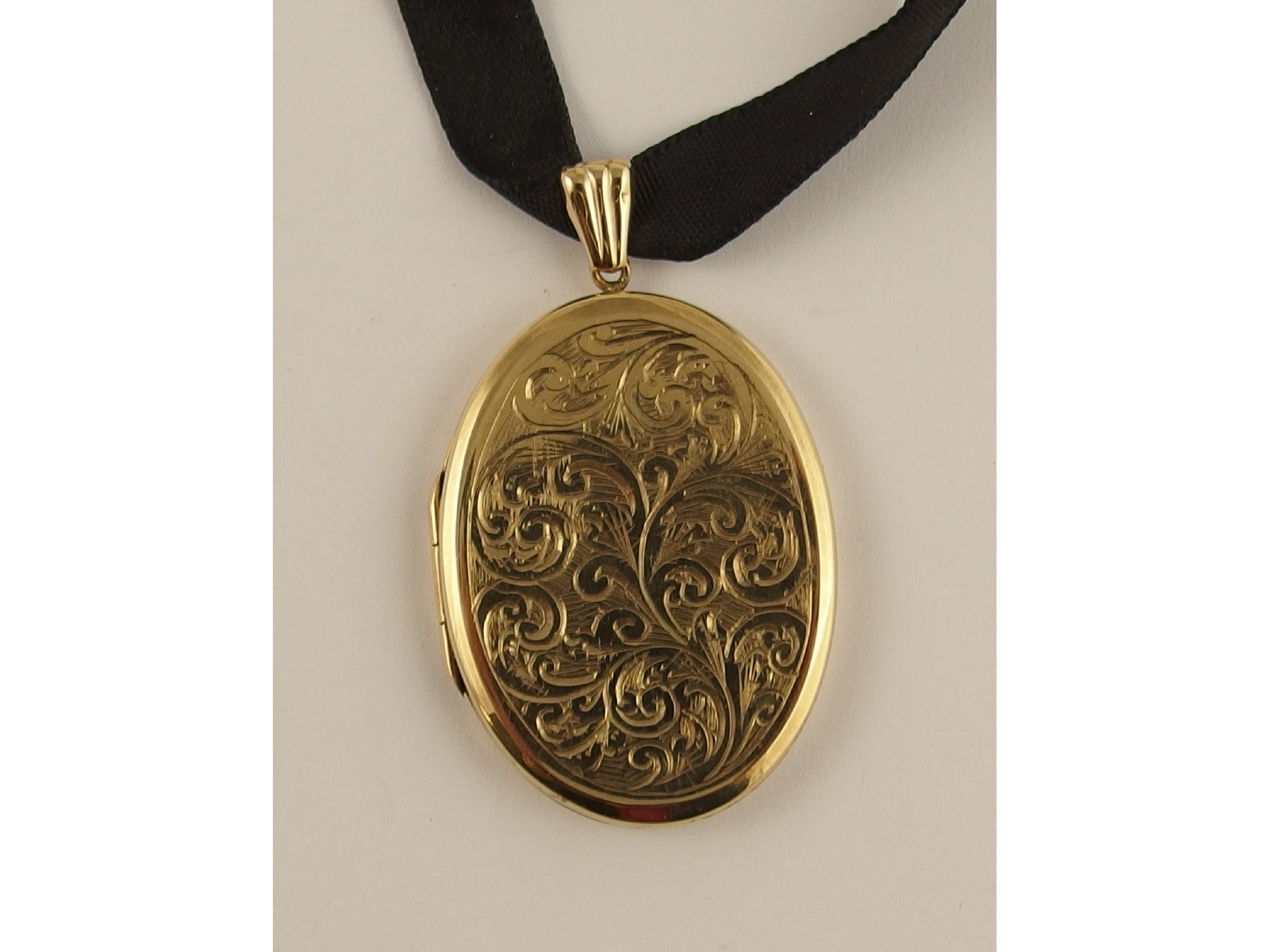 Appraisal: A ct gold locket