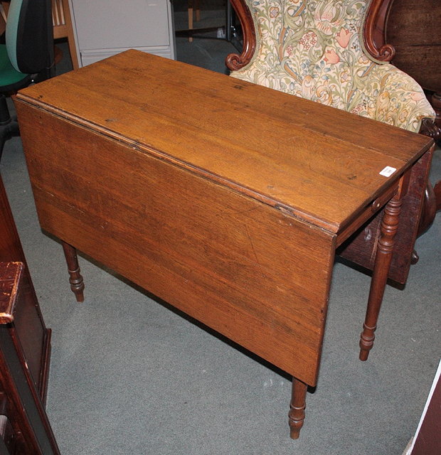 Appraisal: A TH CENTURY OAK DROP LEAF OCCASIONAL TABLE on turned