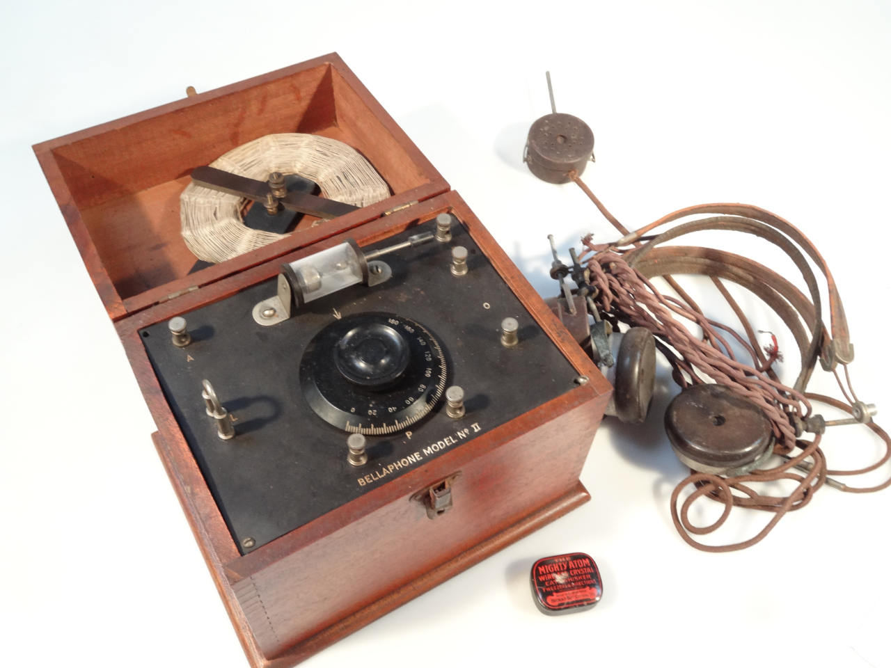 Appraisal: A mid- thC BBC Bellaphone model no II crystal radio