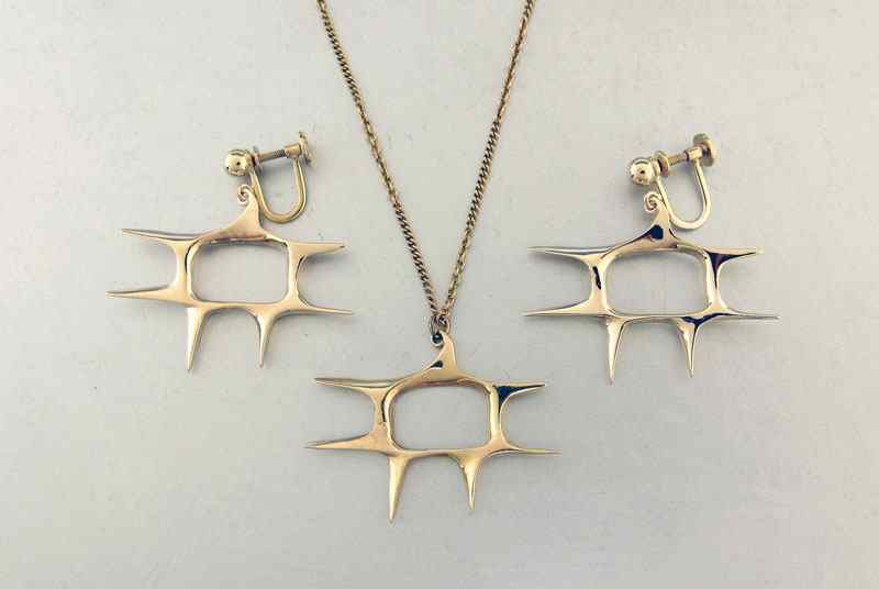 Appraisal: K GOLD STARBURST NECKLACE EARRINGS Screw back earrings and matching