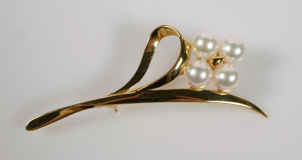 Appraisal: MIKIMOTO PEARL K GOLD VINTAGE BROOCHVintage signed Mikimoto floral brooch