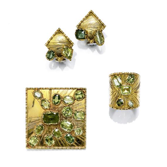 Appraisal: A PERIDOT AND GOLD ENSEMBLE Yellow gold g Decorative brooch