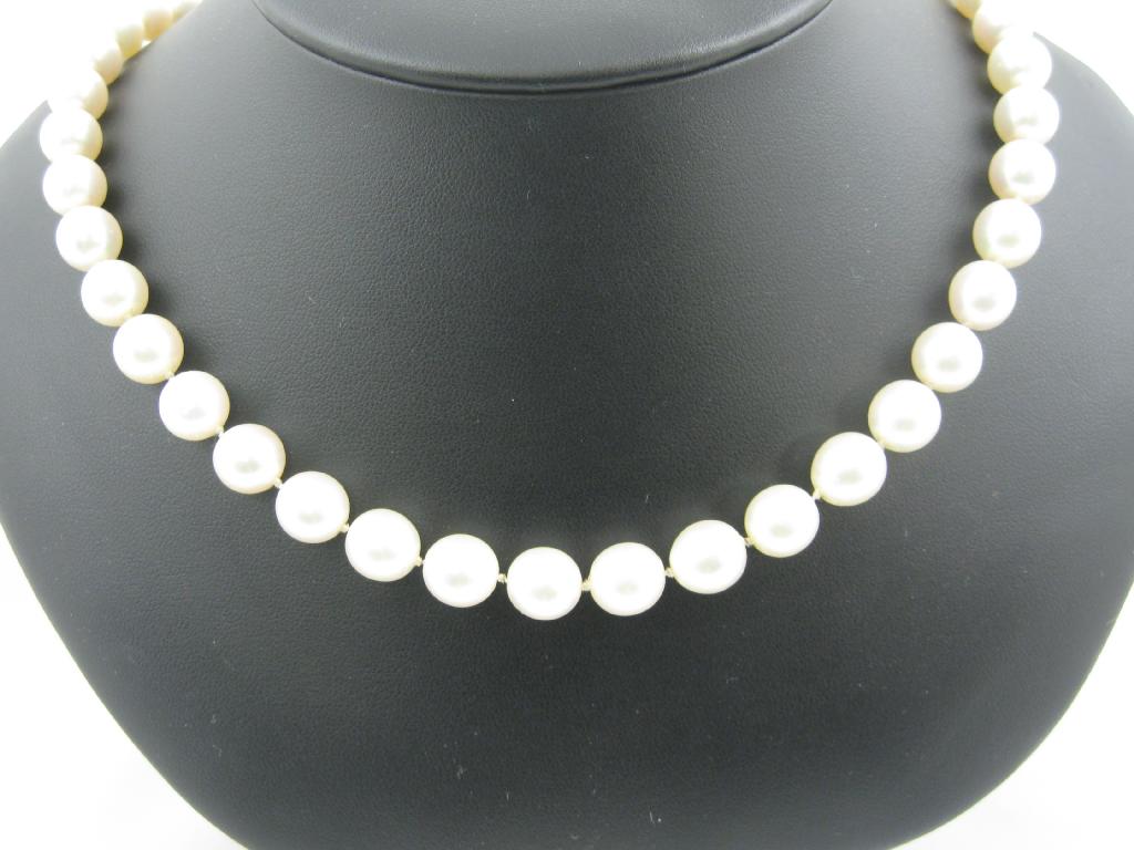 Appraisal: A single row of South Sea Pearls comprised of forty-four