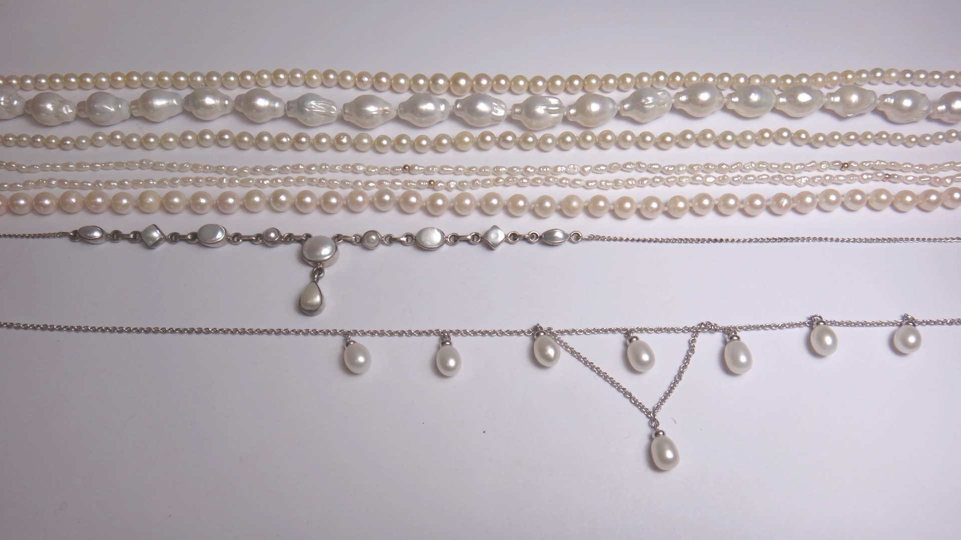 Appraisal: A single row necklace of uniform cultured pearls on a