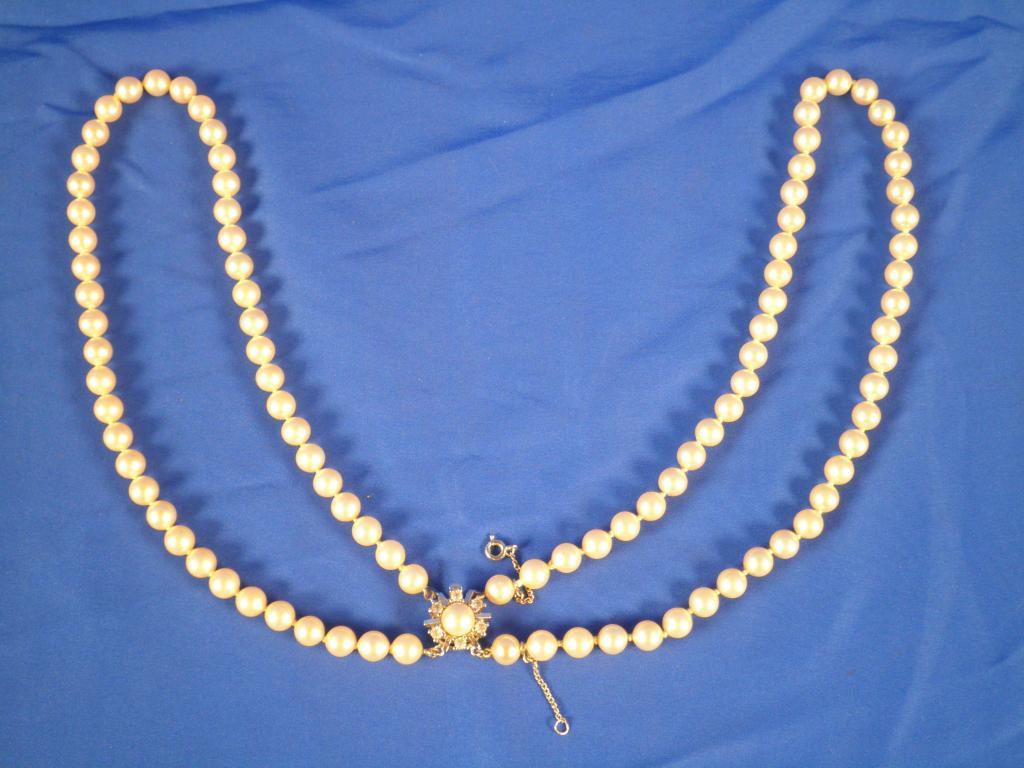 Appraisal: A double string of pearls with a metal and diamante