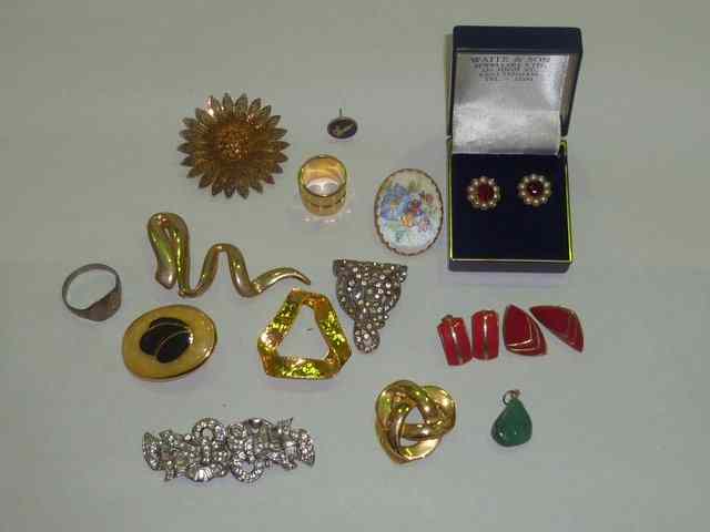 Appraisal: A SMALL QUANTITY OF MISCELLANEOUS JEWELLERY including a filigree brooch