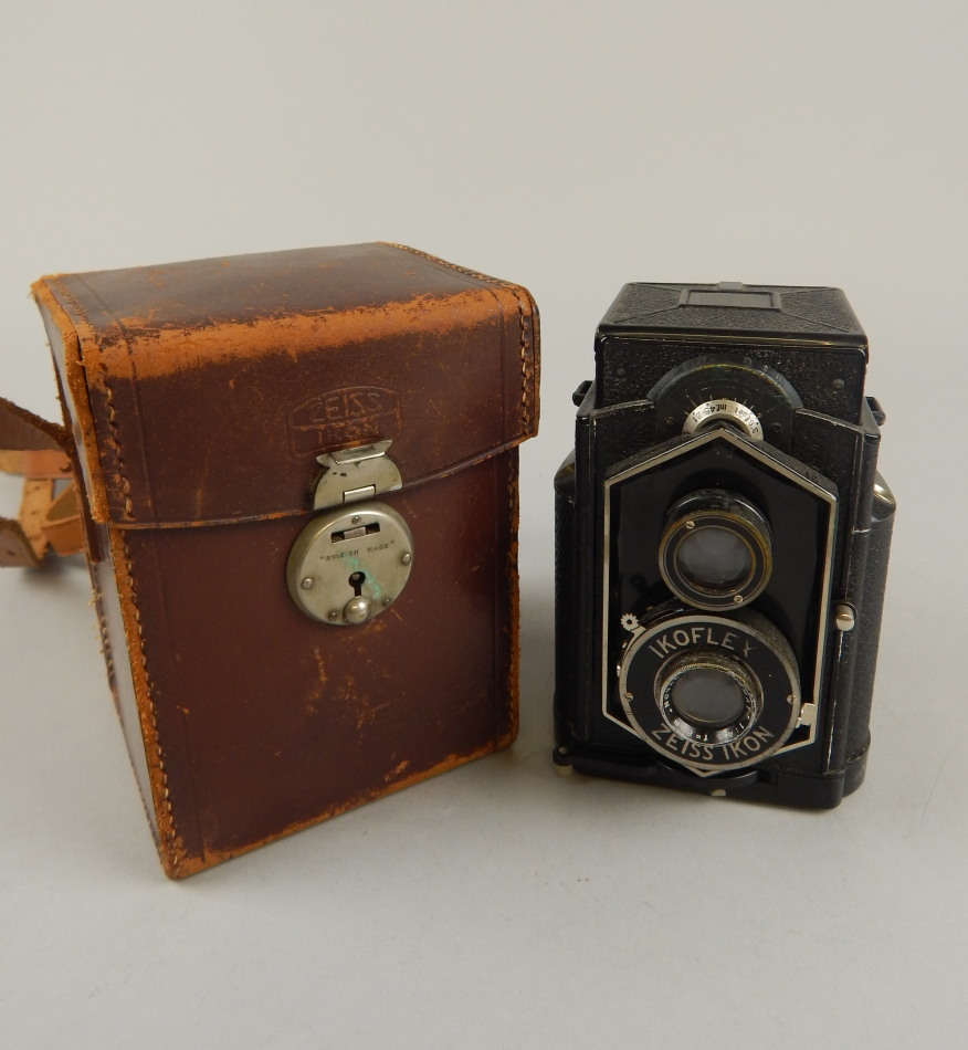 Appraisal: An early thC Ikoflex Zeiss Ikon German box camera in