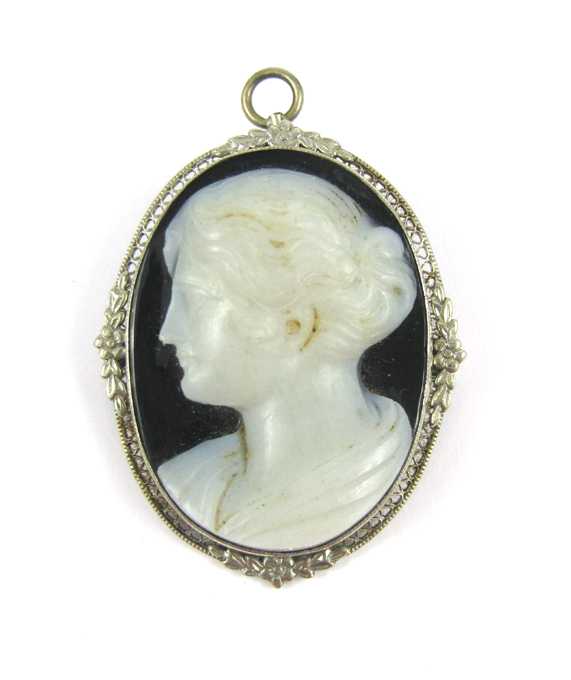 Appraisal: BLACK AND WHITE CAMEO PENDANT BROOCH The oval black and