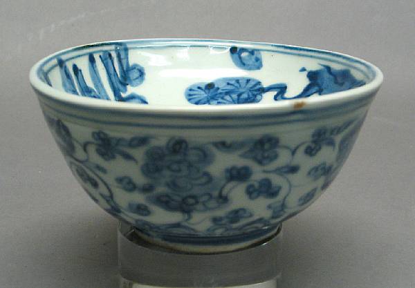 Appraisal: A small blue and white porcelain warming bowl Late Ming