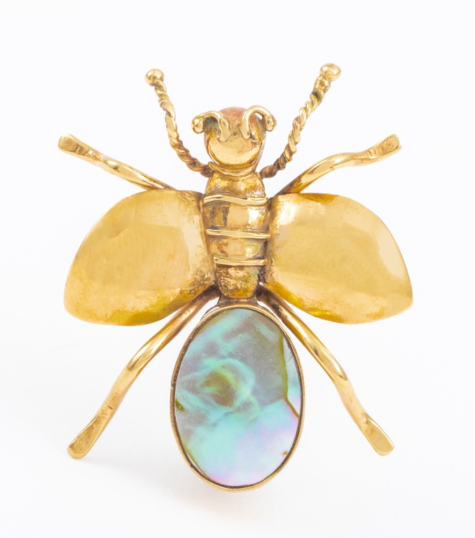 Appraisal: K YELLOW GOLD SHELL BEE BROOCH K yellow gold brooch