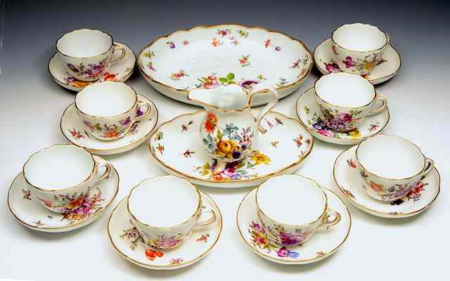 Appraisal: A MEISSEN TEA SET COMPRISING eight tea cups eight saucers