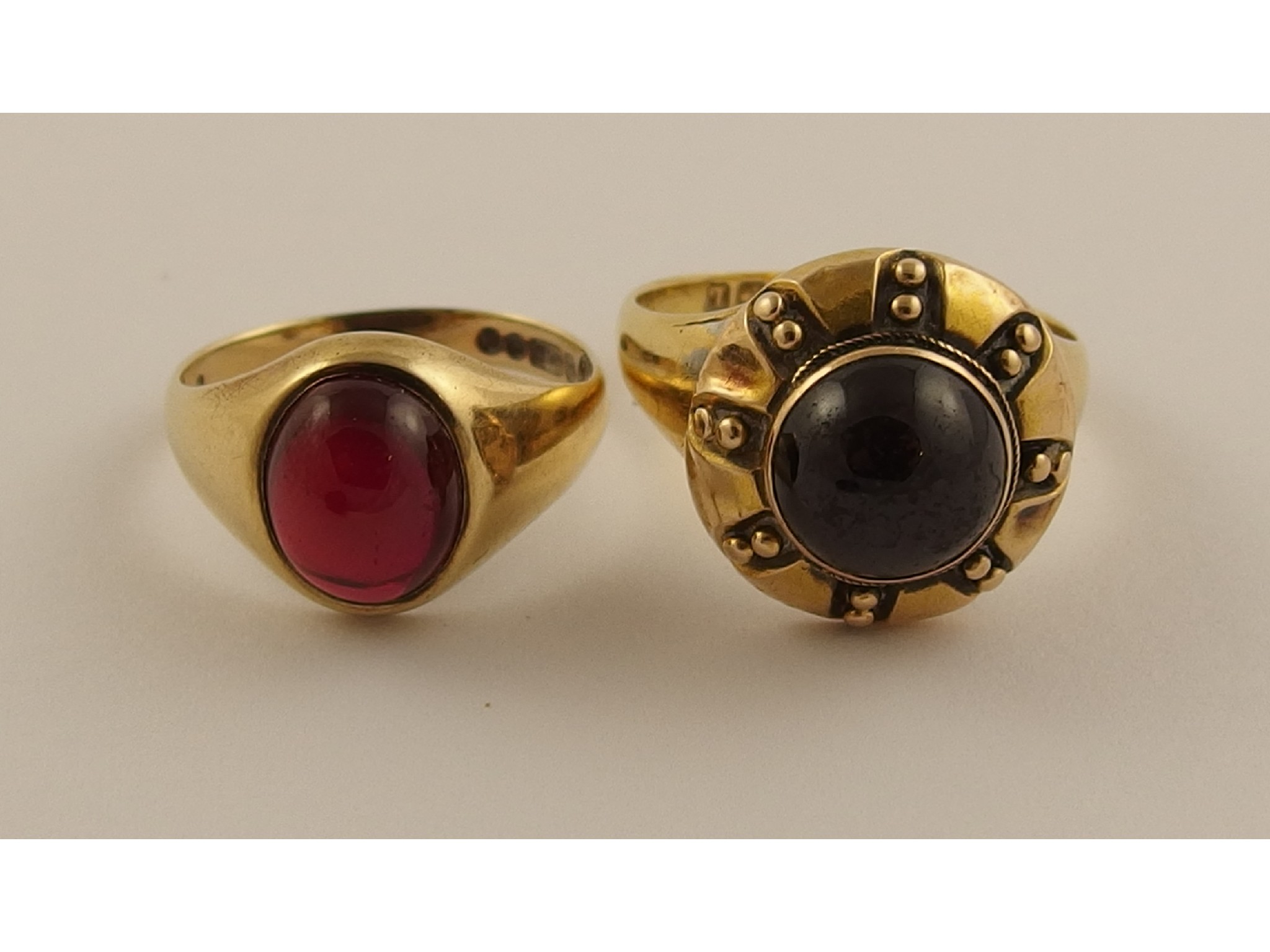 Appraisal: An ct ring mounted with a garnet set rondel and