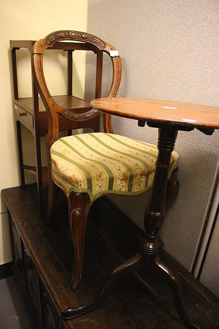 Appraisal: A GEORGIAN MAHOGANY TILT TOP TRIPOD TABLE the circular top