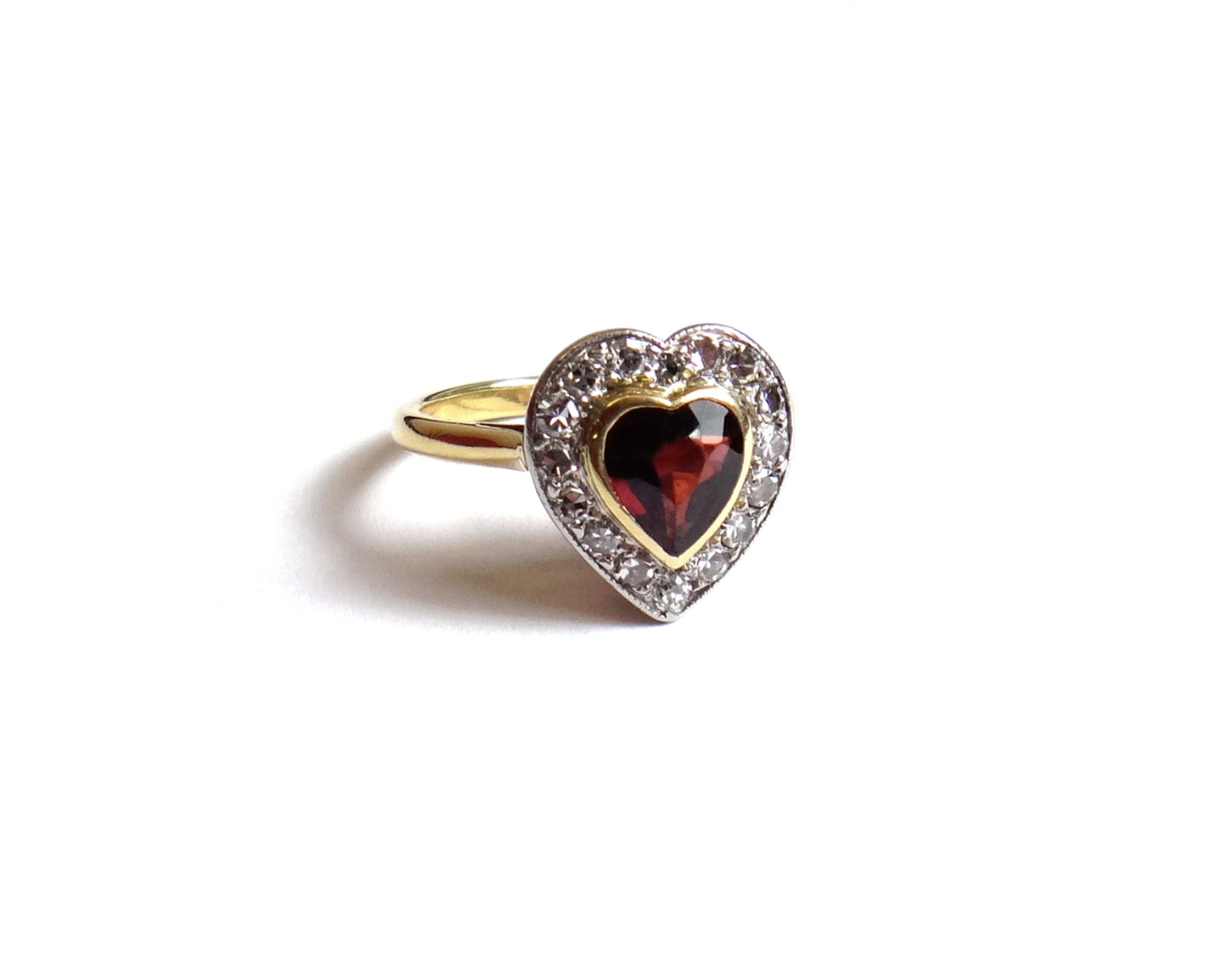 Appraisal: A gold diamond and garnet set heart shaped cluster ring