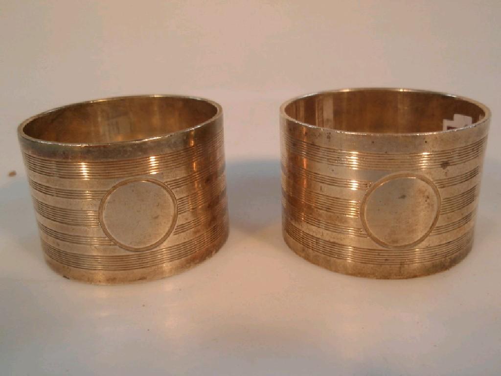 Appraisal: A pair of George V silver napkin rings Birmingham each