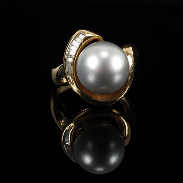 Appraisal: Yellow Gold K Vintage Modern mm grey pearl and channel