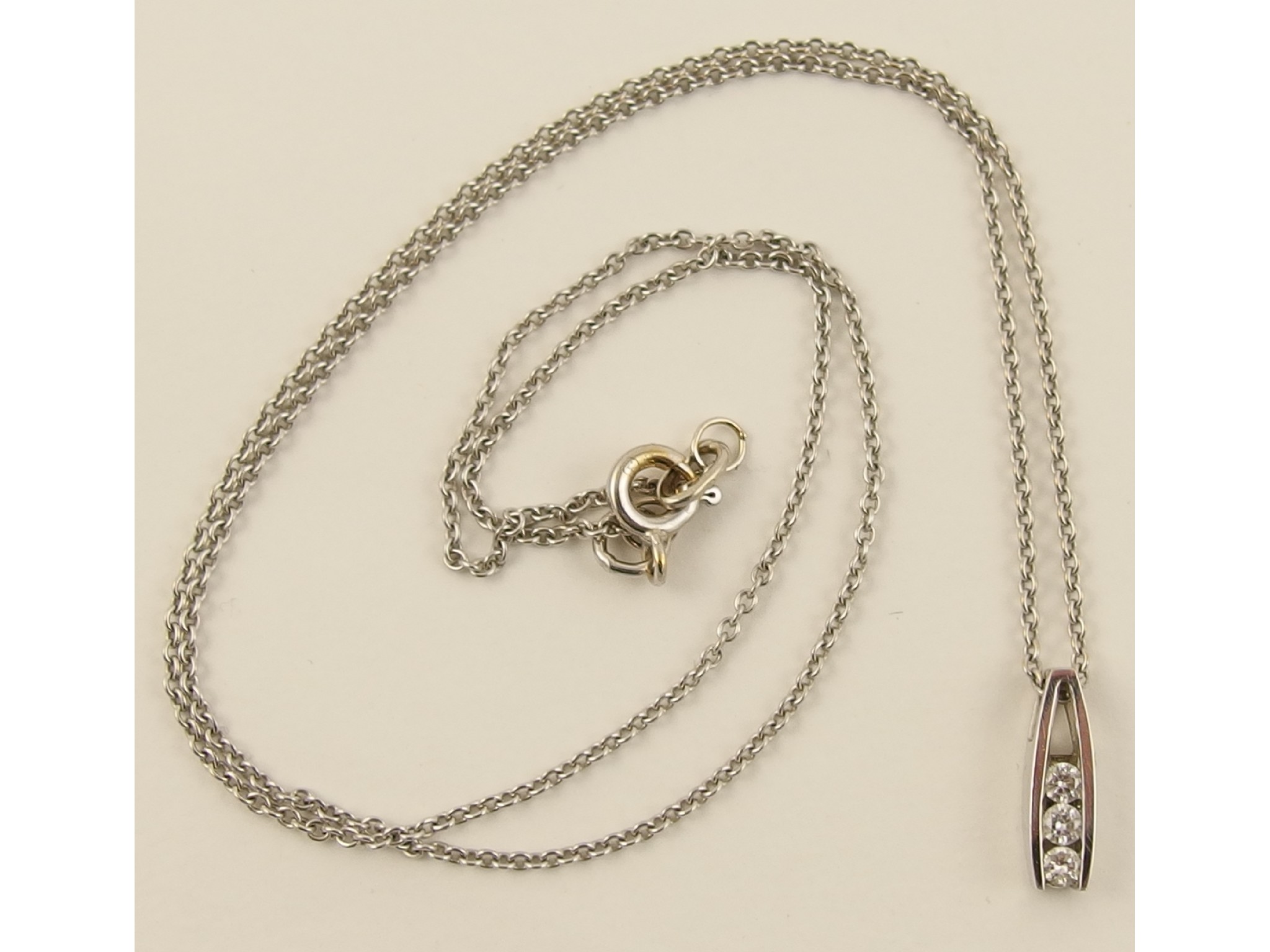 Appraisal: An ct white gold diamond set pendant and chain approx