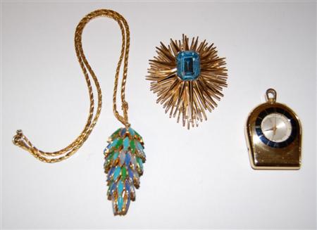 Appraisal: A collection of items to include a shaped oval brooch