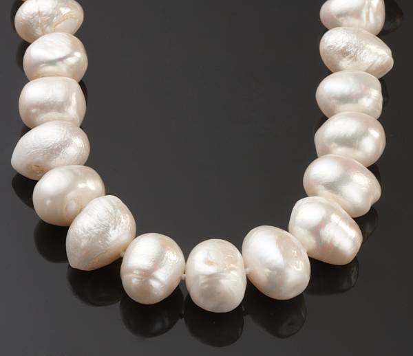 Appraisal: A strand of cultured Mississippi pearls measuring approximately x mm