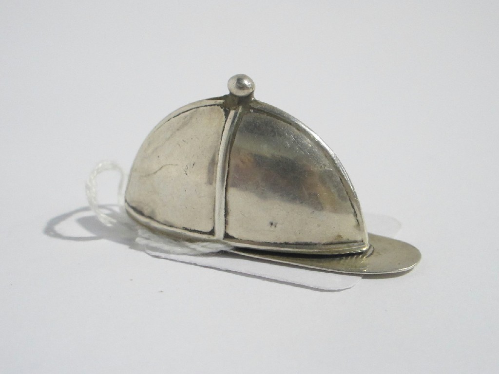 Appraisal: A novelty sterling silver vesta modelled as a jockey's cap