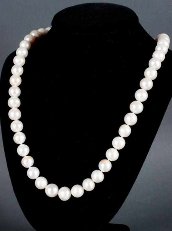 Appraisal: Lady's cultured pearl necklace pearls approximately mm Diam necklace approximately