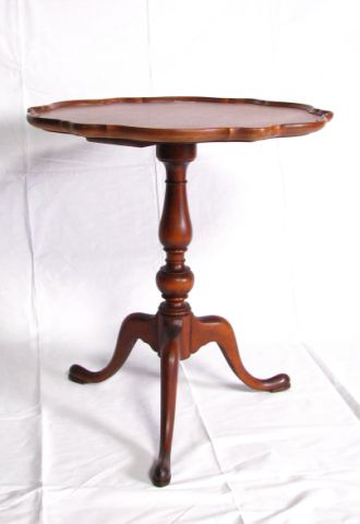 Appraisal: Vintage Grand Rapids mahogany occasional table with Queen Anne style