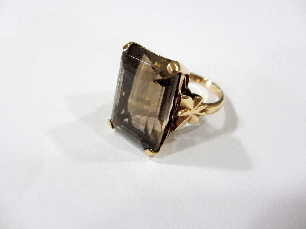 Appraisal: A smokey quartz gold dress ring the step cut stone