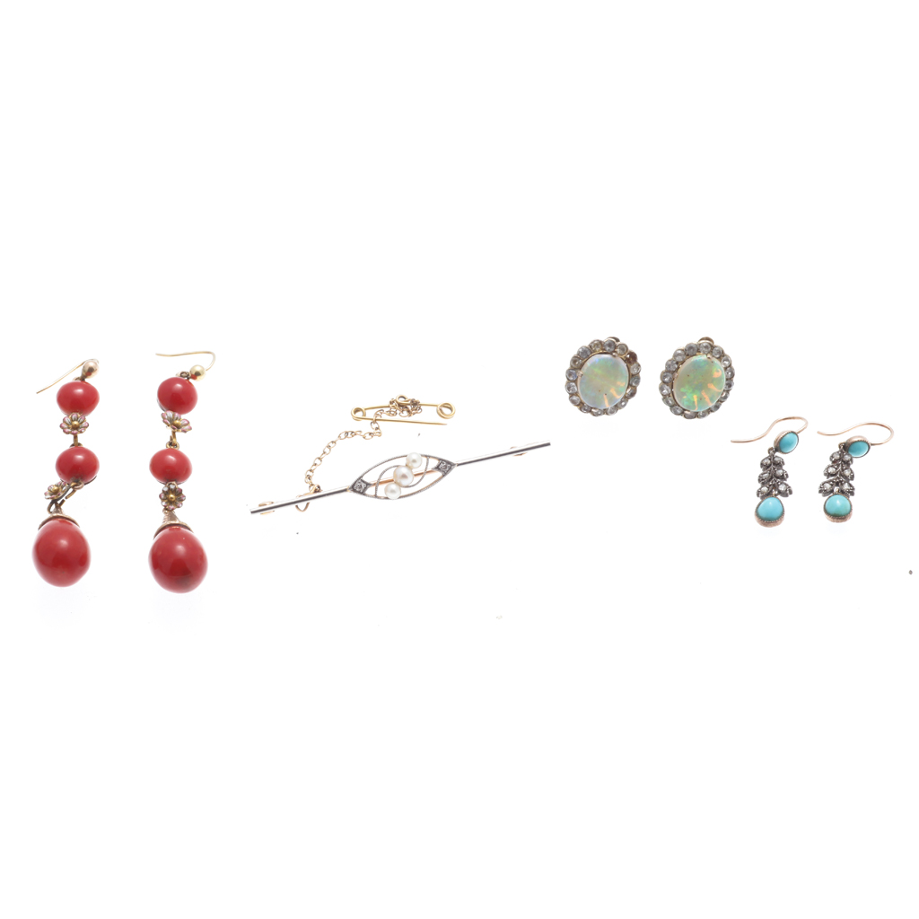 Appraisal: A collection of jewellery to include a pair of coral