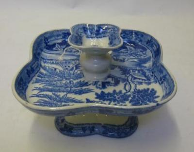 Appraisal: A PEARLWARE HORS D'OEUVRES STAND early th century of quatrefoil