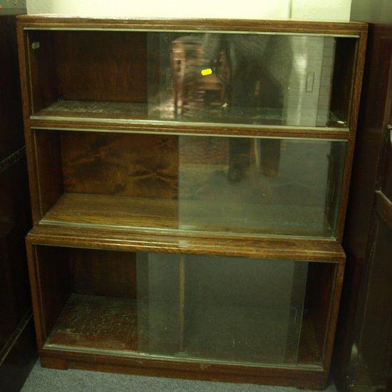 Appraisal: A pair of oak bookcases by 'Minty' with sliding glass