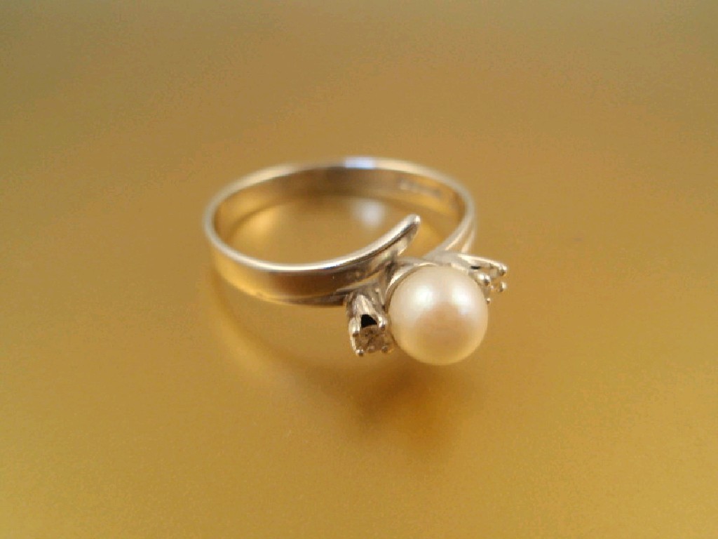 Appraisal: An ct white gold twist ring set with a pearl