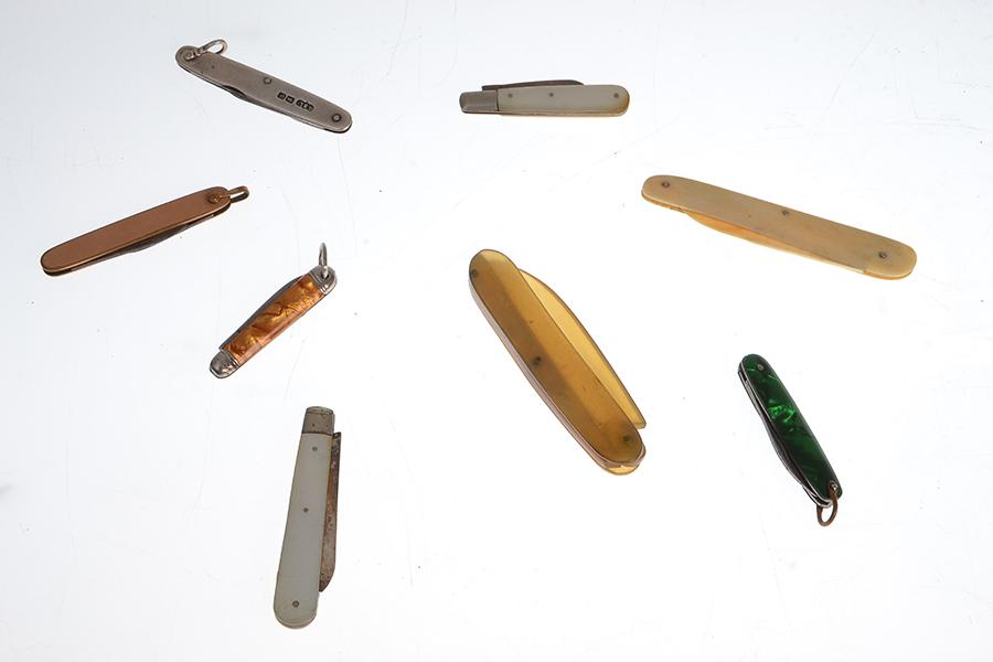 Appraisal: A GROUP OF EIGHT COLLECTIBLE POCKET KNIVES including two plastic