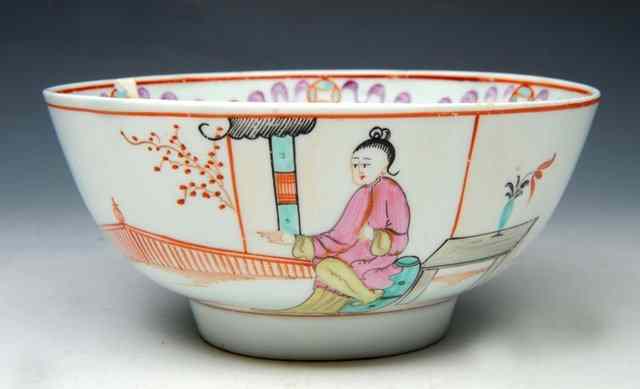 Appraisal: A LOWESTOFT BOWL cira painted with a Mandarin pattern with