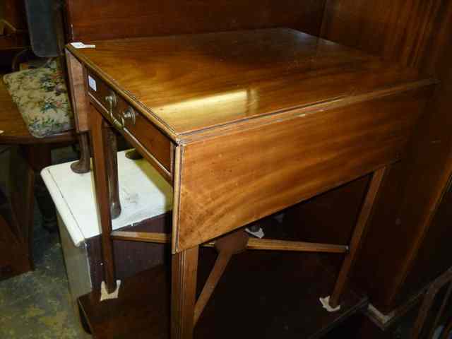 Appraisal: A GEORGIAN STYLE MAHOGANY PEMBROKE TABLE with single frieze drawer