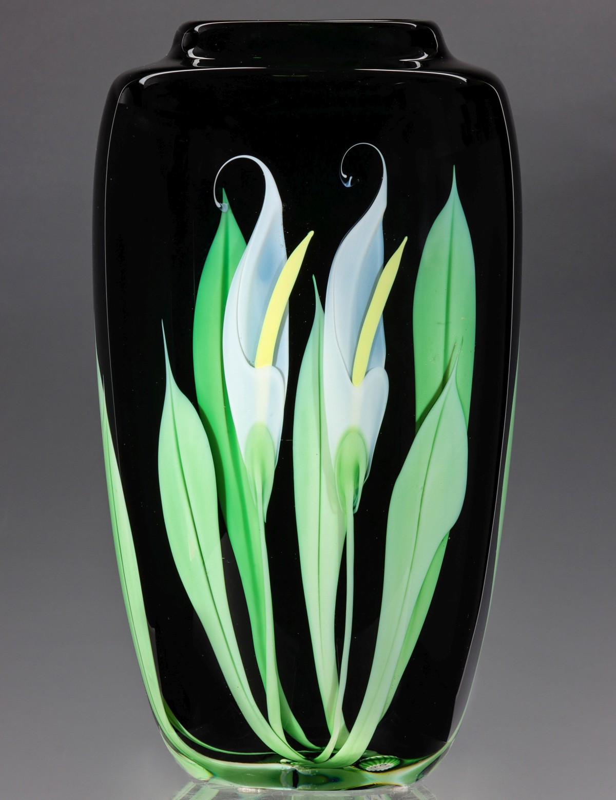 Appraisal: A STRIKING ORIENT FLUME CALLA LILY VASE SIGNED BEYERSScott BeyersCalla