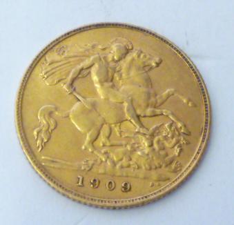 Appraisal: AN EDWARD VII GOLD HALF SOVEREIGN