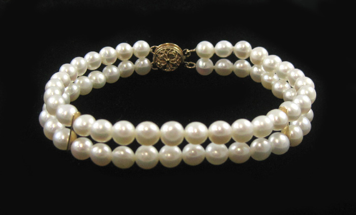 Appraisal: WHITE PEARL DOUBLE STRAND BRACELET strung with white pearls coming