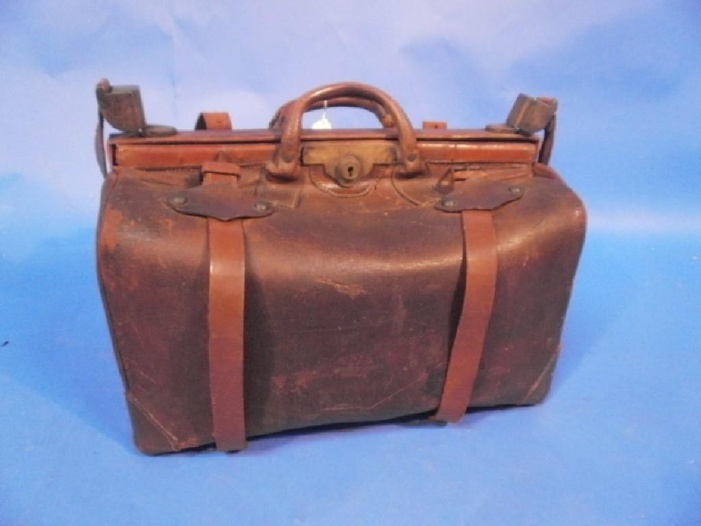 Appraisal: A leather 'Gladstone' bag