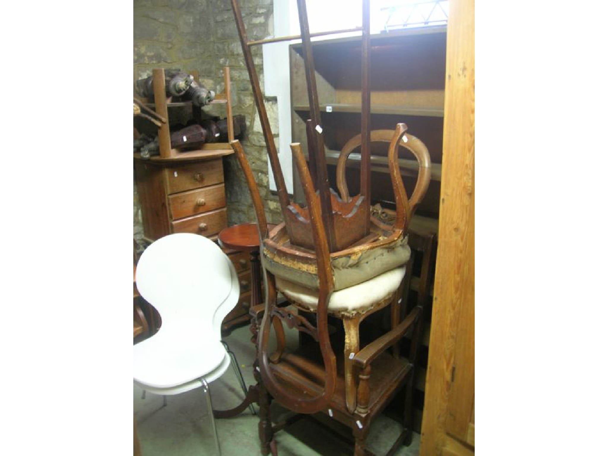 Appraisal: A stained pine freestanding open shelving unit with fixed shelves