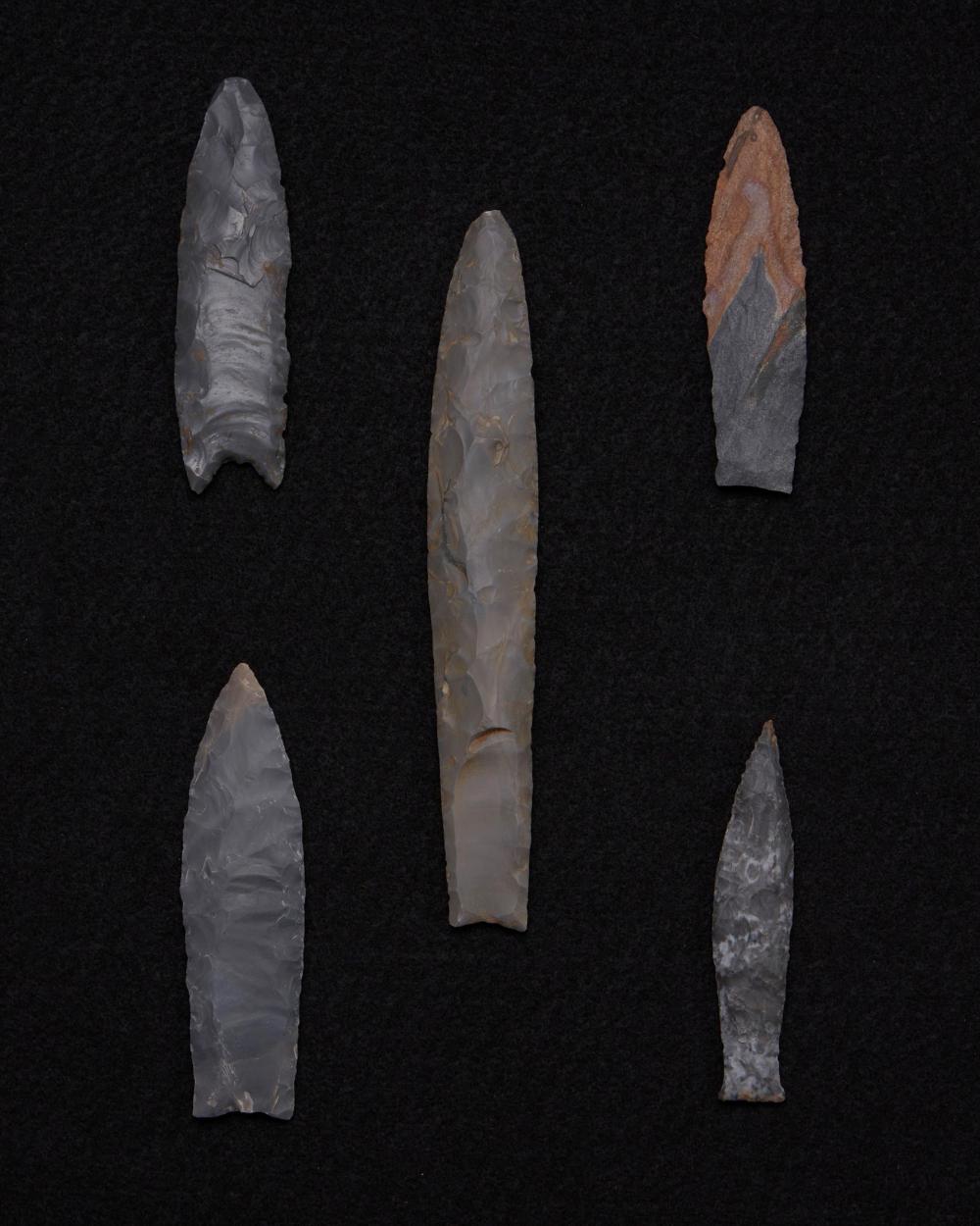 Appraisal: A collection of Folsom-style stone points Pre-historic or later Comprising