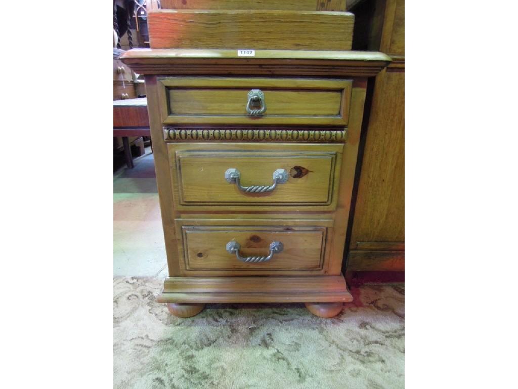 Appraisal: A modern pine bedside chest fitted with three long drawers