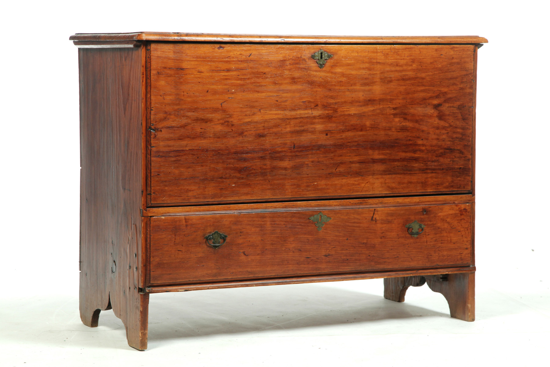 Appraisal: NEW ENGLAND QUEEN ANNE MULE CHEST Eighteenth century pine Well